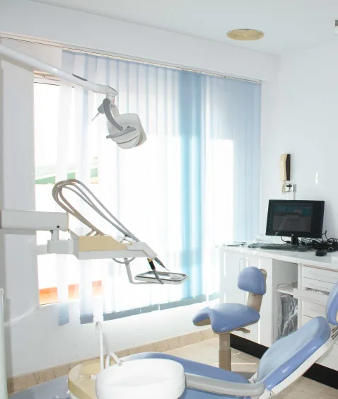 Segundo gabinete dental con luz natural y equipamiento moderno - Clínica Dental Andrea Torres